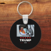 ドナルドトランプがゴミ車に乗る2 キーホルダー (正面)