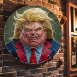 ドナルドトランプ顔怒漫画 ダーツボード<br><div class="desc">ブロンドの髪と表情を持つ男の風刺画を特徴とする円形のダーツ怒ボード。男の顔はボード全体を満たし、彼の目は緑の瞳で広い。彼はスーツとネクタイを着て、大声で口を開いている。ドナルド・トランプ・ダーツボード写真。ドナルド・トランプの風刺画をフィーチャーしたラウンドダーツボード。このイメージはユーモアのある、大人や良い笑い者に適した政治の楽しむ取り組みである。</div>