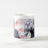 ドナルド・トランプがアメリカ国旗で指し示す コーヒーマグカップ (中央)