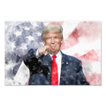 ドナルド・トランプがアメリカ国旗で指し示す
