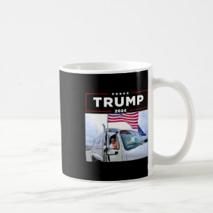 ドナルド・トランプが巨大なトラックに乗るTシャツ ガージTシャツ コーヒーマグカップ