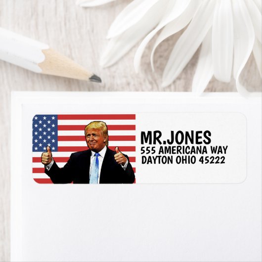 ドナルド・トランプが差出人住所ラベルを親指で押す ラベル (インサイチュ)