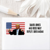 ドナルド・トランプが差出人住所ラベルを親指で押す ラベル (インサイチュ)