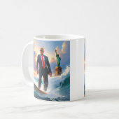 ドナルド・トランプサーフィン自由アメリカ合衆国マガ像 コーヒーマグカップ (正面左)