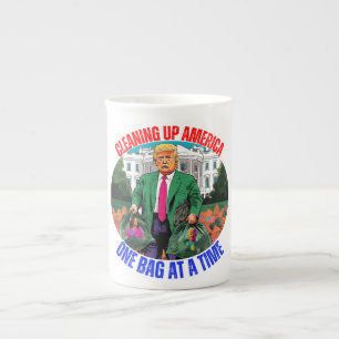 ドナルド・トランプ一度にアメリカを一つのバッグで浄化 ボーンチャイナマグカップ