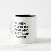 ドナルド・トランプ大統領と目覚めるのが嫌い ツートーンマグカップ (正面左)