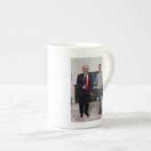 ドナルド·トランプ大統領に会った|写真の追加 ボーンチャイナマグカップ (正面右)
