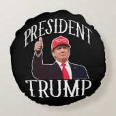 ドナルド・トランプ大統領の赤い帽子の親指 ラウンドクッション (裏面)