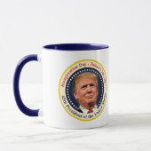 ドナルド・トランプ大統領就任式の記念品 マグカップ (左)