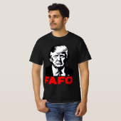 ドナルド・トランプ大統領47th FAFOおもしろいミーム引用文 Tシャツ (正面フル)