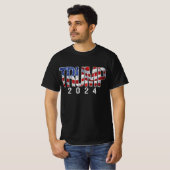 ドナルド・トランプ2024ヴィンテージアメリカ国旗の文字 Tシャツ (正面フル)