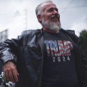 ドナルド・トランプ2024ヴィンテージアメリカ国旗の文字 Tシャツ