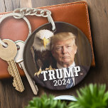 ドナルド・トランプ2024写真 – 肩にハゲのワシ キーホルダー<br><div class="desc">ドナルド・トランプやアメリカのハゲ・イーグルよりも象徴的なものは何か？2024年素晴らしの選挙のデザイン。</div>