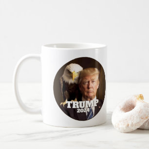 ドナルド・トランプ2024写真 – 肩にハゲのワシ コーヒーマグカップ