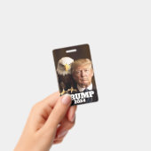 ドナルド・トランプ2024写真 – 肩にハゲのワシ バッジ (手持ち)