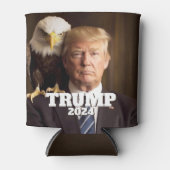 ドナルド・トランプ2024写真 – 肩にハゲのワシ 缶クーラー (正面)