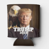 ドナルド・トランプ2024写真 – 肩にハゲのワシ 缶クーラー (裏面)