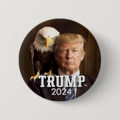 ドナルド・トランプ2024写真 – 肩にハゲのワシ 缶バッジ (正面)