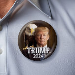 ドナルド・トランプ2024写真 – 肩にハゲのワシ 缶バッジ<br><div class="desc">ドナルド・トランプやアメリカのハゲ・イーグルよりも象徴的なものは何か？2024年素晴らしの選挙のデザイン。</div>