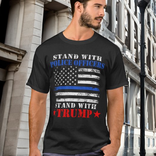 ドナルド・トランプ2024警官とスタンド Tシャツ