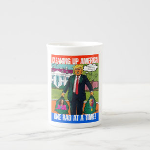 ドナルド・トランプ – アメリカをクリーンアップ,一度に1つのバッグ ボーンチャイナマグカップ