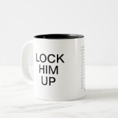 ドナルド・トランプ・マグショット彼をロックアップB&W ツートーンマグカップ (正面左)