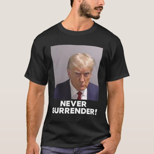 ドナルド・トランプ・ムグショットTシャツが決して降伏しない Tシャツ (正面)