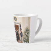 ドナルド&メラニアトランプのクリスマスホワイトハウス カフェラテマグ (右アングル)