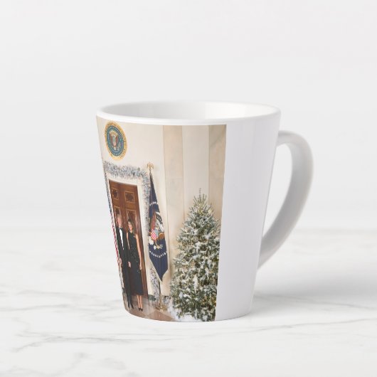 ドナルド&メラニアトランプのクリスマスホワイトハウス カフェラテマグ (右アングル)