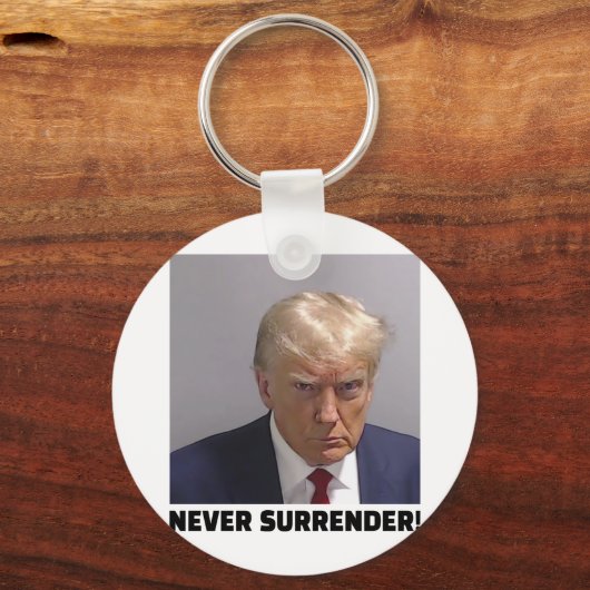 ドナルドJトランプ・マグショット – ロングスルを決して降伏しない キーホルダー (正面)