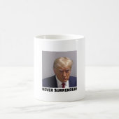 ドナルドJトランプ・マグショット – ロングスルを決して降伏しない コーヒーマグカップ (中央)