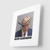 ドナルドJトランプ・マグショット – ロングスルを決して降伏しない スクエア壁時計 (傾斜)