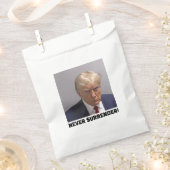 ドナルドJトランプ・マグショット – ロングスルを決して降伏しない フェイバーバッグ (クリップ留めされた状態)