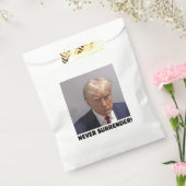 ドナルドJトランプ・マグショット – ロングスルを決して降伏しない フェイバーバッグ (封をした状態)