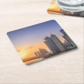 ドハ、カタール市上の日没 スクエアペーパーコースター (アングル)