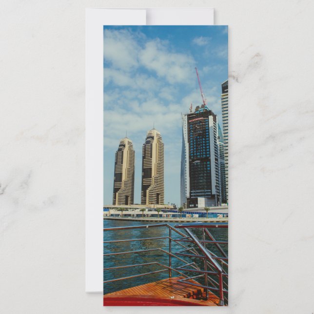 ドバイのマリーナの超高層ビル (正面)