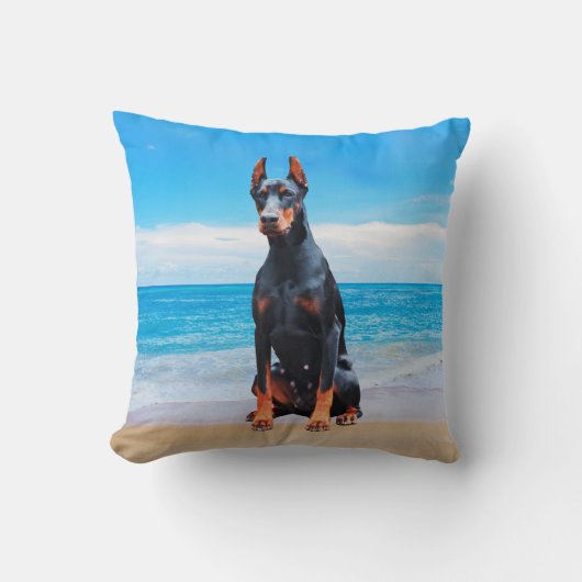 ドバーマンドッグオンザーズビーチ クッション (正面)