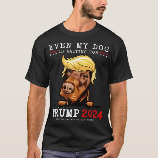 ドバーマン犬も私の犬もトランプを待っている Tシャツ (正面)