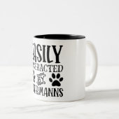 ドベルマンに気を取られる ツートーンマグカップ (正面右)