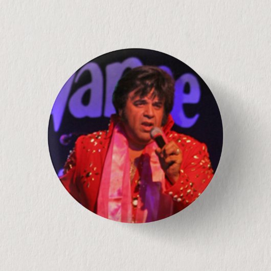 ドミンゴの赤いジャンプスーツボタン 缶バッジ (正面)