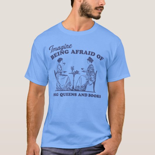 ドラァグクイーンと本を怖がるなんて Pro Tシャツ (正面)