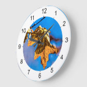 ドライオークの葉 – 春は遠くない ラージ壁時計 (傾斜)