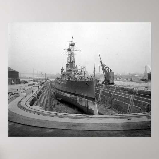 ドライドックの戦艦、1920年。ヴィンテージ写真 ポスター (正面)