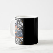 ドライバーを回す老人の力を過小評価するな コーヒーマグカップ (正面左)