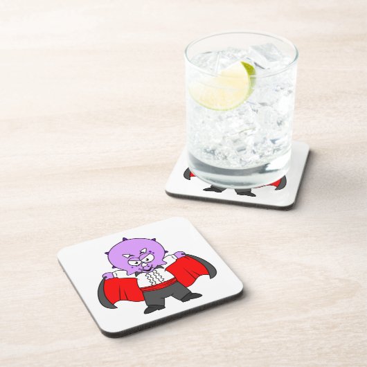 ドラクラ伯爵の服を着たセラトプの恐竜。 コースター (右側)