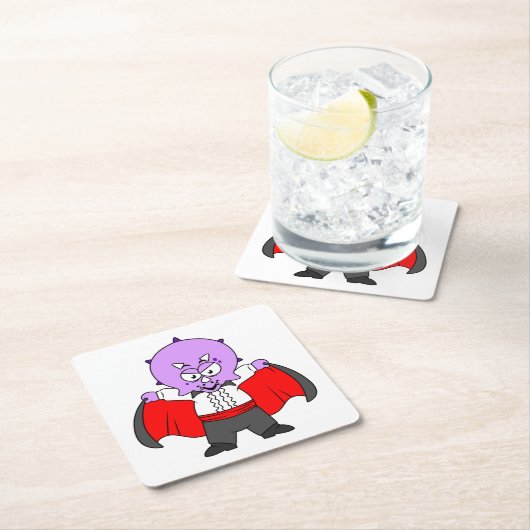 ドラクラ伯爵の服を着たセラトプの恐竜。 スクエアペーパーコースター (インサイチュ)