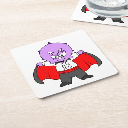 ドラクラ伯爵の服を着たセラトプの恐竜。 スクエアペーパーコースター (アングル)