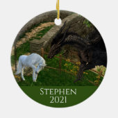 ドラゴンがユニコーンに出会うファンタジー セラミックオーナメント (裏面)