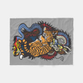 ドラゴンとタイガーの戦い フリースブランケット (正面(横))