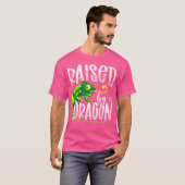 ドラゴンに育てられたカメレオン Tシャツ (正面フル)